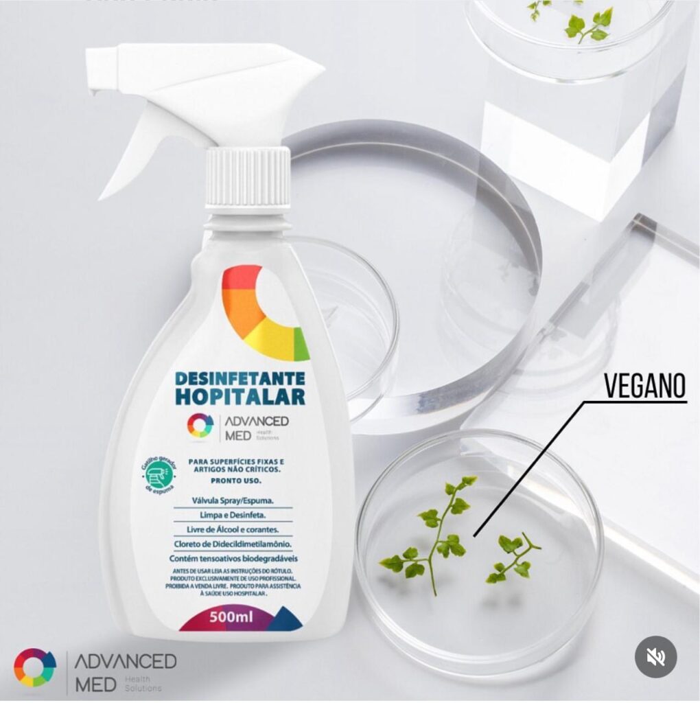 <a href="#" title="Clique para saber mais sobre o Desinfetante Hospitalar ADVANCED MED, uma fórmula vegana e eficaz, livre de álcool e corantes, que atende as normas da Comissão Europeia."> <img decoding= Desinfetante Hospitalar ADVANCED MED 500ml, fórmula vegana, livre de álcool e corantes, adequado para superfícies fixas e artigos não críticos. O produto é eficaz na limpeza e desinfecção, com Cloreto de Didecildimetilamônio e componentes biodegradáveis. Imagem destacando o selo 'VEGANO' e elementos naturais em fundo claro.