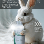 Imagem de um coelho branco com expressão serena ao lado do DETERGENTE HOSPITALAR SMART DA ADVANCED MED, simbolizando a escolha da marca por testes éticos em humanos e o compromisso com produtos livres de crueldade animal. Destaque para a segurança dermatológica, sustentabilidade e inovação em biossegurança hospitalar sem sofrimento animal.