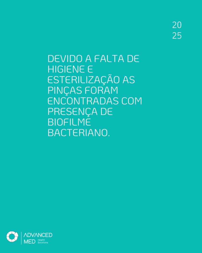 Imagem institucional da Advanced Med, destacando uma pinça dourada utilizada em procedimentos de extensão de cílios, com o texto: "Esteticista, você sabia que as pinças de extensão de cílios devem ser esterilizadas em autoclave segundo a ANVISA?". A arte visual comunica a importância da esterilização correta de instrumentos utilizados por lash designers e profissionais da estética, reforçando os protocolos de biossegurança. Esta imagem integra a campanha educativa da Advanced Med sobre o uso obrigatório de produtos profissionais como o Detergente Hospitalar Smart e o Pré-Limpeza Smart para limpeza de instrumentos semicríticos antes da esterilização em autoclave, conforme normas da ANVISA.