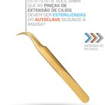 Imagem institucional da Advanced Med, destacando uma pinça dourada utilizada em procedimentos de extensão de cílios, com o texto: "Esteticista, você sabia que as pinças de extensão de cílios devem ser esterilizadas em autoclave segundo a ANVISA?". A arte visual comunica a importância da esterilização correta de instrumentos utilizados por lash designers e profissionais da estética, reforçando os protocolos de biossegurança. Esta imagem integra a campanha educativa da Advanced Med sobre o uso obrigatório de produtos profissionais como o Detergente Hospitalar Smart e o Pré-Limpeza Smart para limpeza de instrumentos semicríticos antes da esterilização em autoclave, conforme normas da ANVISA.